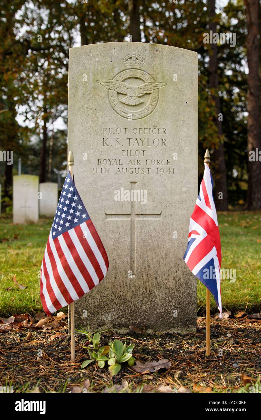 Headstones at Brookwood Military Cemetery of American volunteer pilots who flew with the Eagle Squadrons of the RAF during WW2 - KS Taylor Stock Photo