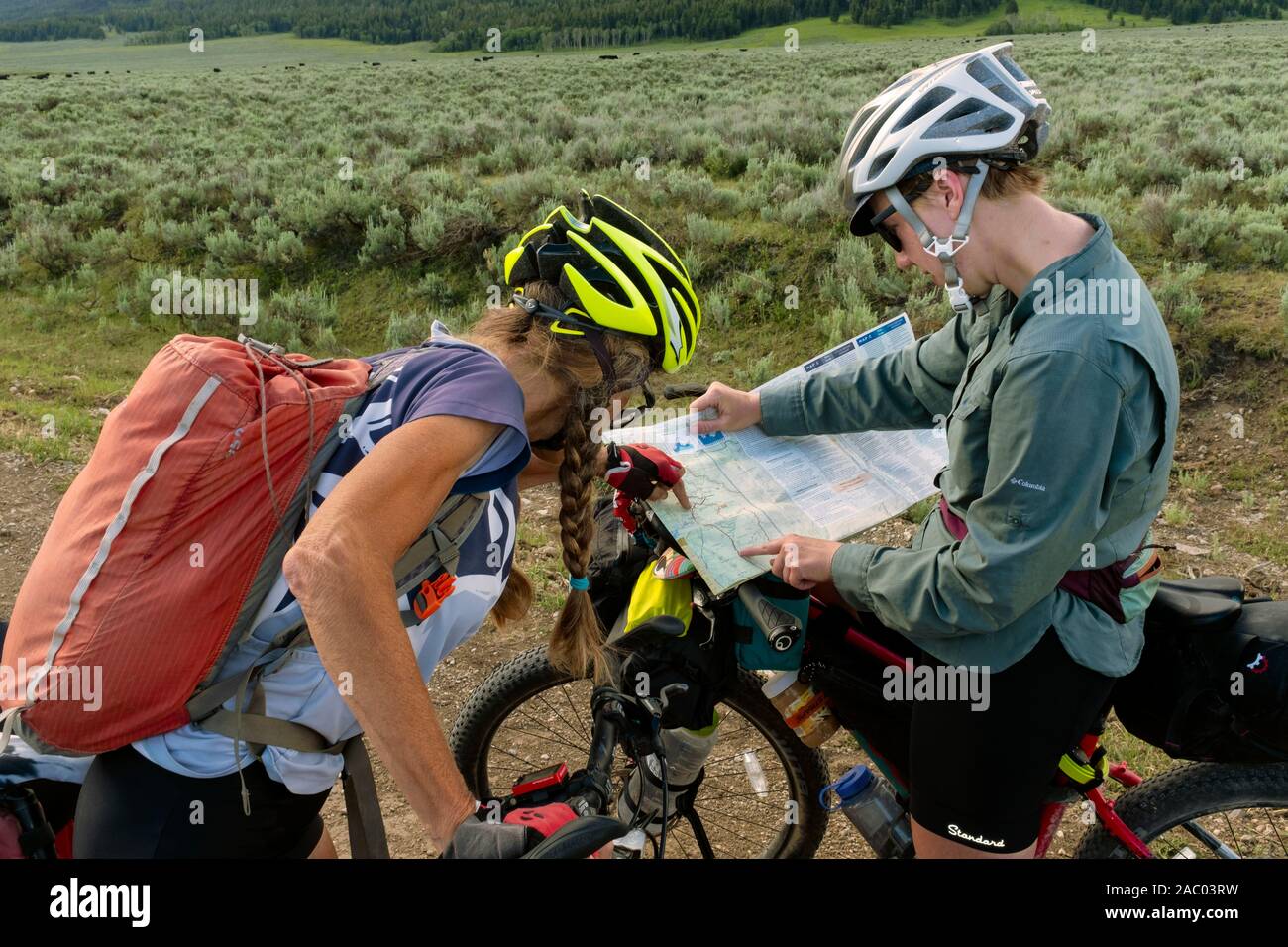 MT00321-00...MONTANA - Cyclist exchange route information along the Great Divide Mountain Bike Route near Upper Red Rock lake Stock Photo