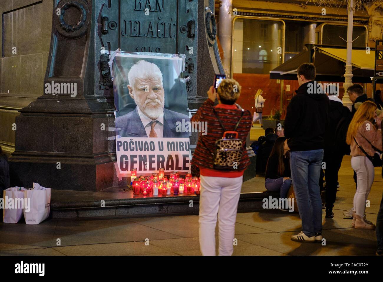 Zagreb, Croatia. 29th November 2019.  Candle light memorial set up for convicted war criminal Slobodan Praljak at foot of Ban Jelačić statue in central Zagreb on the anniversary of his dramatic death.   On this day two years ago, Praljak committed suicide in court in The Hague, Netherlands, after seeing his appeal rejected on the charges of crimes against 'humanity, violations of the laws or customs of war, and grave breaches of the Geneva Conventions' during the Bosnian war.  Message in Croatian meaning “Rest in Peace, General”. Stock Photo