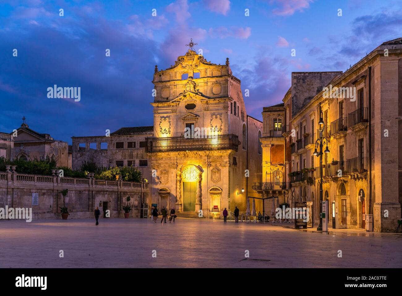 Barockkirche Santa Lucia alla Badia auf dem Domplatz Piazza Duomo in der Abenddämmerung, Insel Ortygia, Syrakus, Sizilien, Italien, Europa  |  baroque Stock Photo