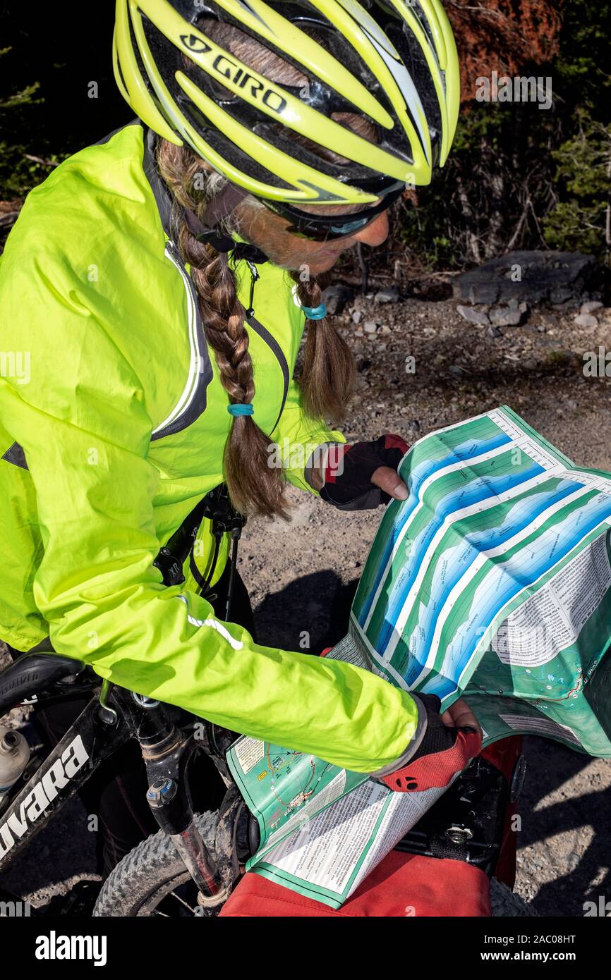 MT00358-00...MONTANA - Vicky Spring checking the mape while cycling the Great Divide Mountain Bike Route. MR# S1 Stock Photo