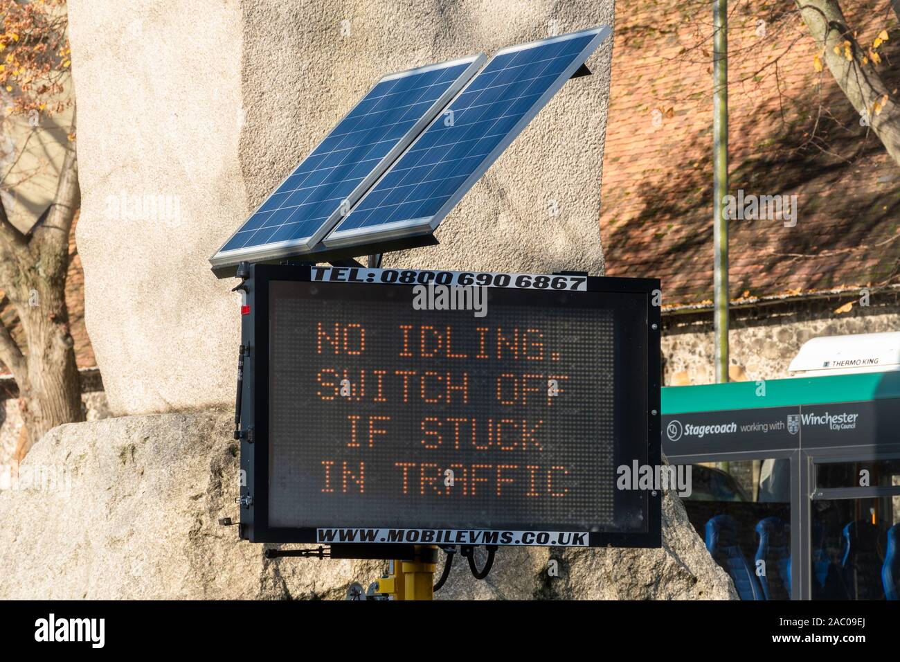 No idling switch off if stuck in traffic - road sign promoting lower pollution and better air quality in city centre, UK Stock Photo