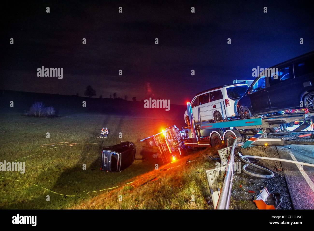 Sindelfingen Germany 29th Nov 2019 A Car Transporter With Several Minibuses Is Located After An Accident In The Ditch Next To The Federal Highway 464 B464 In The Accident In Which The