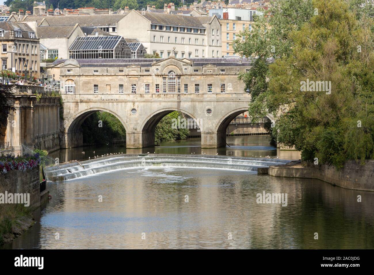 Pulteney Bridge, Pulteney Weir and the River Avon in Bath on a sunny spring day. Stock Photo