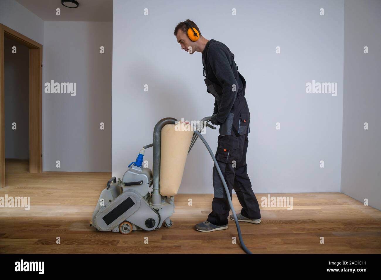 Scraping hardwood floor with the grinding machine. Repair in the