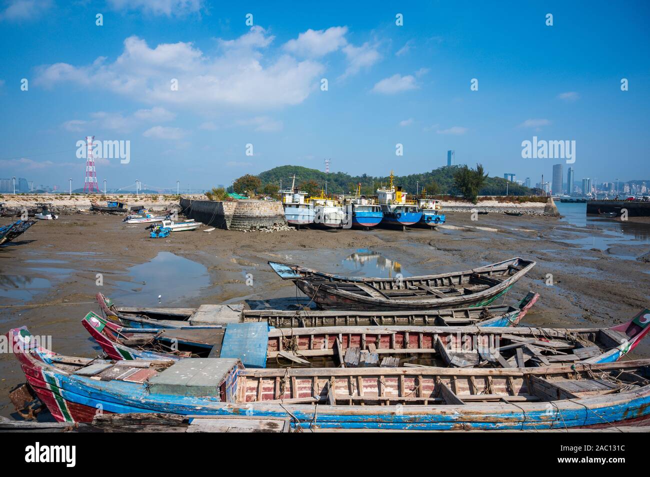 Chinese fishing boat hi-res stock photography and images - Alamy