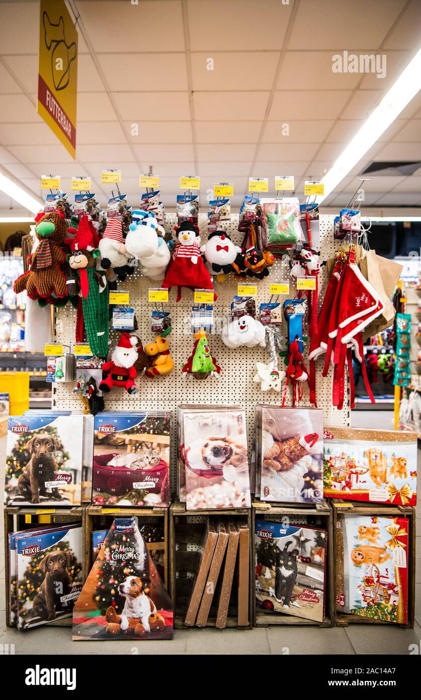 Mainz Kastel, Germany. 28th Nov, 2019. In the pet shop "Futterhaus" there  are various Advent calendars and Christmas toys for animals on the shelves.  24 treats for the dog, cat or chinchilla.