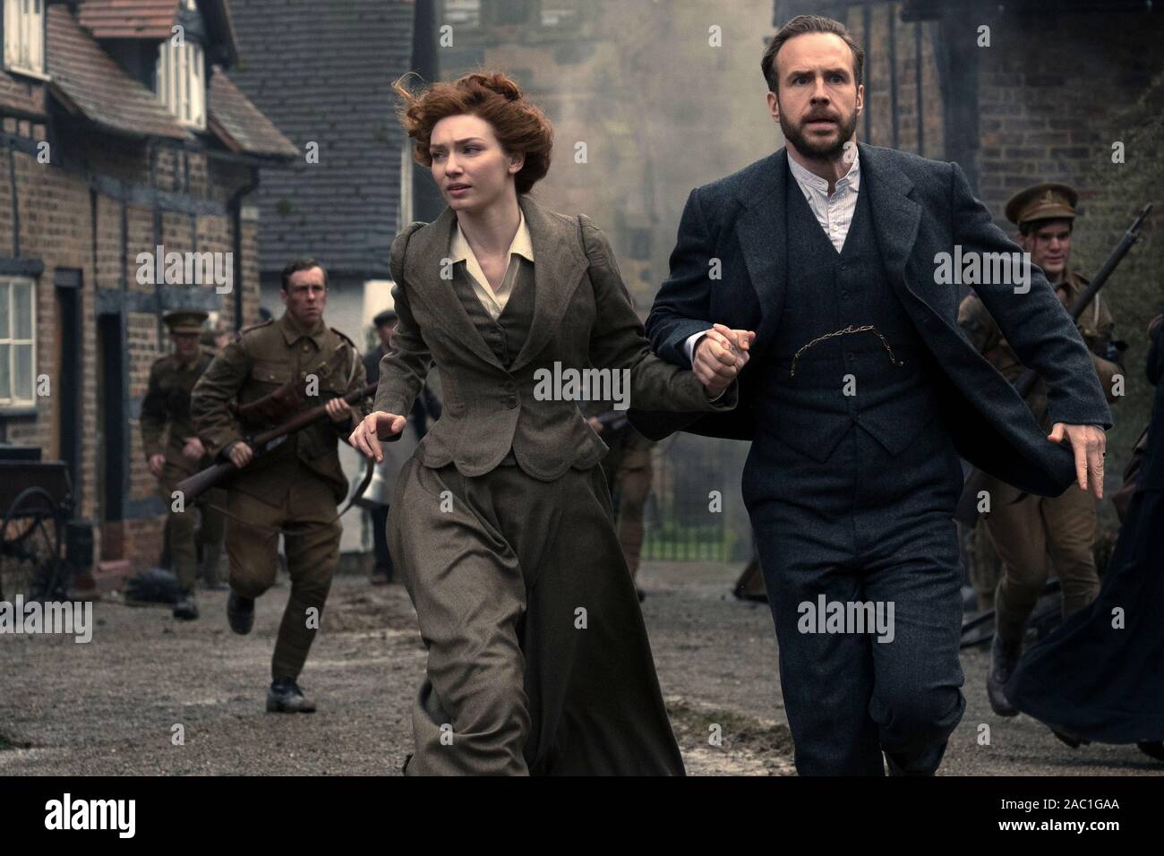 RAFE SPALL and ELEANOR TOMLINSON in THE WAR OF THE WORLDS (2019