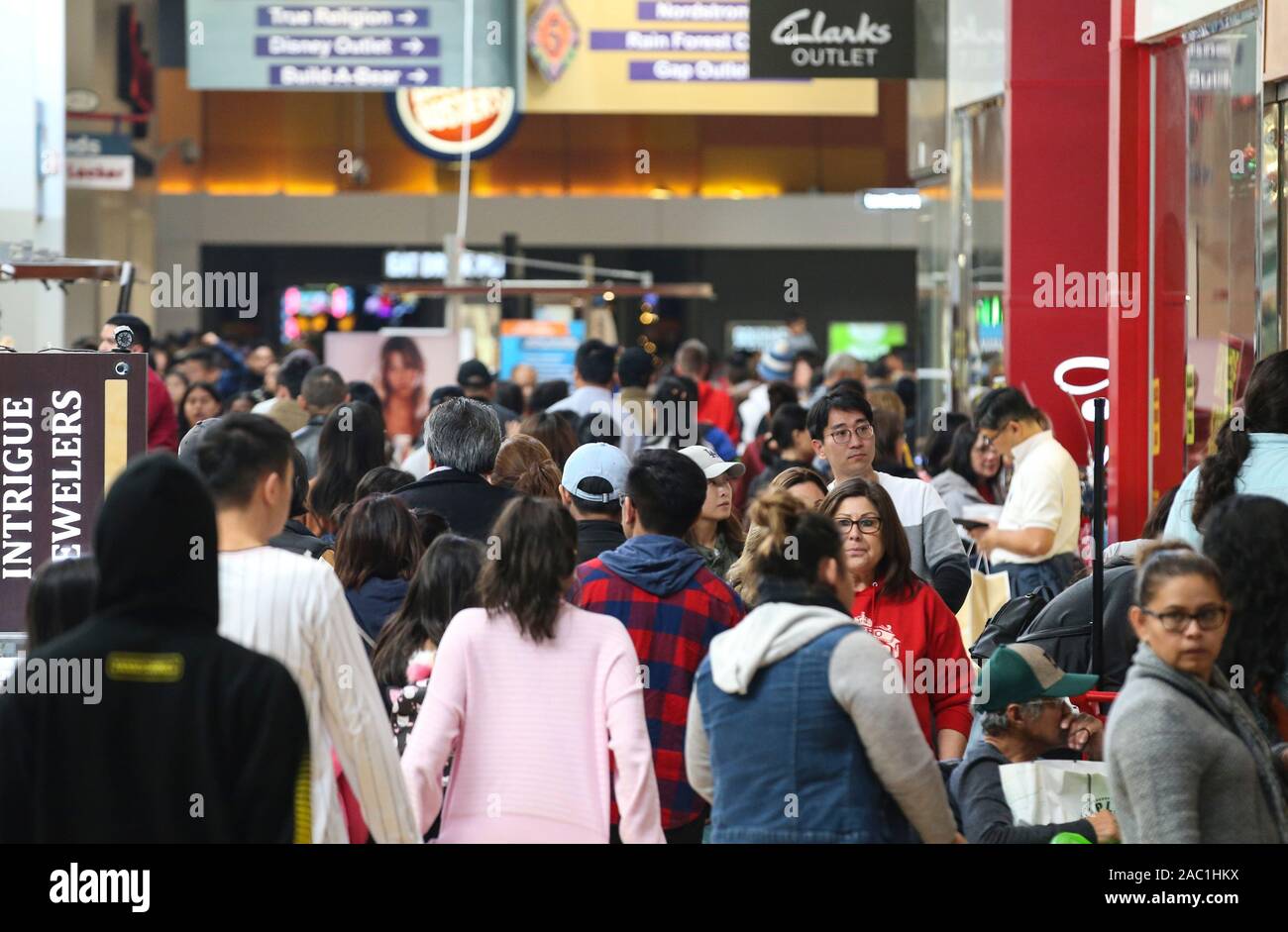 Ontario, USA. 29th Nov, 2019. People do shopping for Black Friday sales at  an outlet in Ontario, California, the United States, Nov. 29, 2019. Credit:  Li Ying/Xinhua/Alamy Live News Stock Photo - Alamy