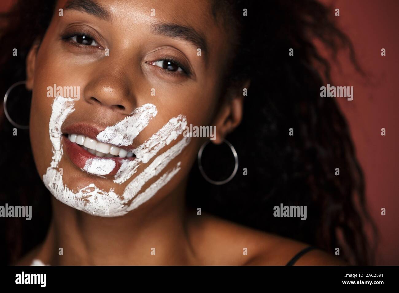 Close up portrait of an attractive smiling young african woman with ...