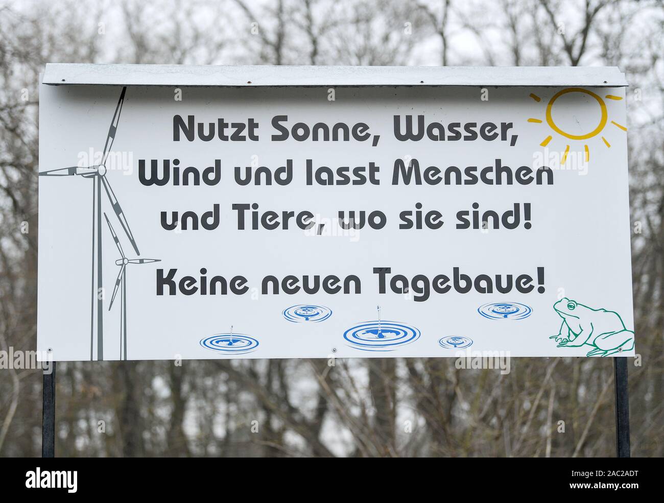 Brandenburg, Germany. 30th November, 2019. A sign with the inscription 'Use sun, water, wind and leave people and animals where they are! No new opencast mines', taken near the Jänschwalde lignite opencast mine of Lausitzer Energie Bergbau AG (LEAG). On the same day, environmental activists want to protest against climate policy at the Jänschwalde opencast mine and power plant. Ende Gelände and Fridays for Future have announced a big action weekend. Photo: Patrick Pleul/dpa-Zentralbild/dpa/Alamy Live News Credit: dpa picture alliance/Alamy Live News Stock Photo