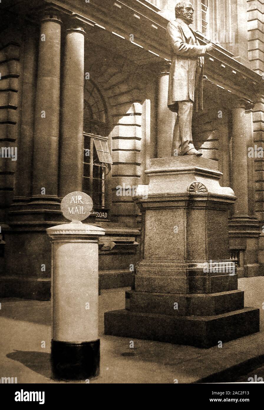 A 1934 historic photograph showing the statue of Rowland Hill  (1795-1879) outside the GPO  (General Post Office) London, UK with a blue dedicated airmail postbox next to it Stock Photo