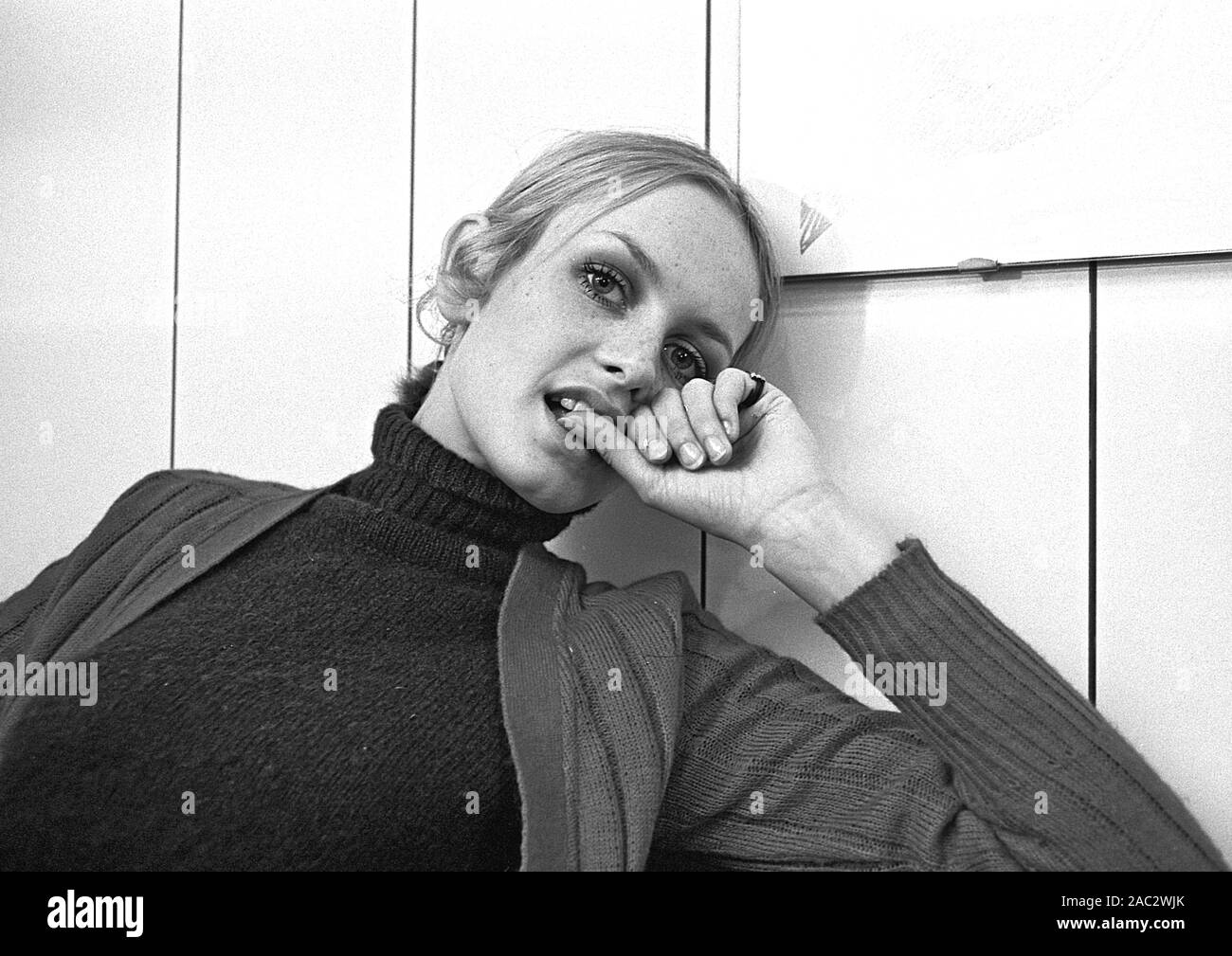 Twiggy in the hotelroom in stockholm 1968 Stock Photo