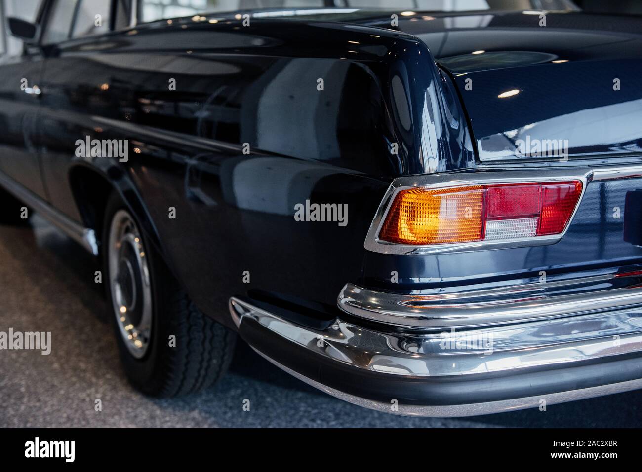 Back luxury car side view hi-res stock photography and images - Alamy