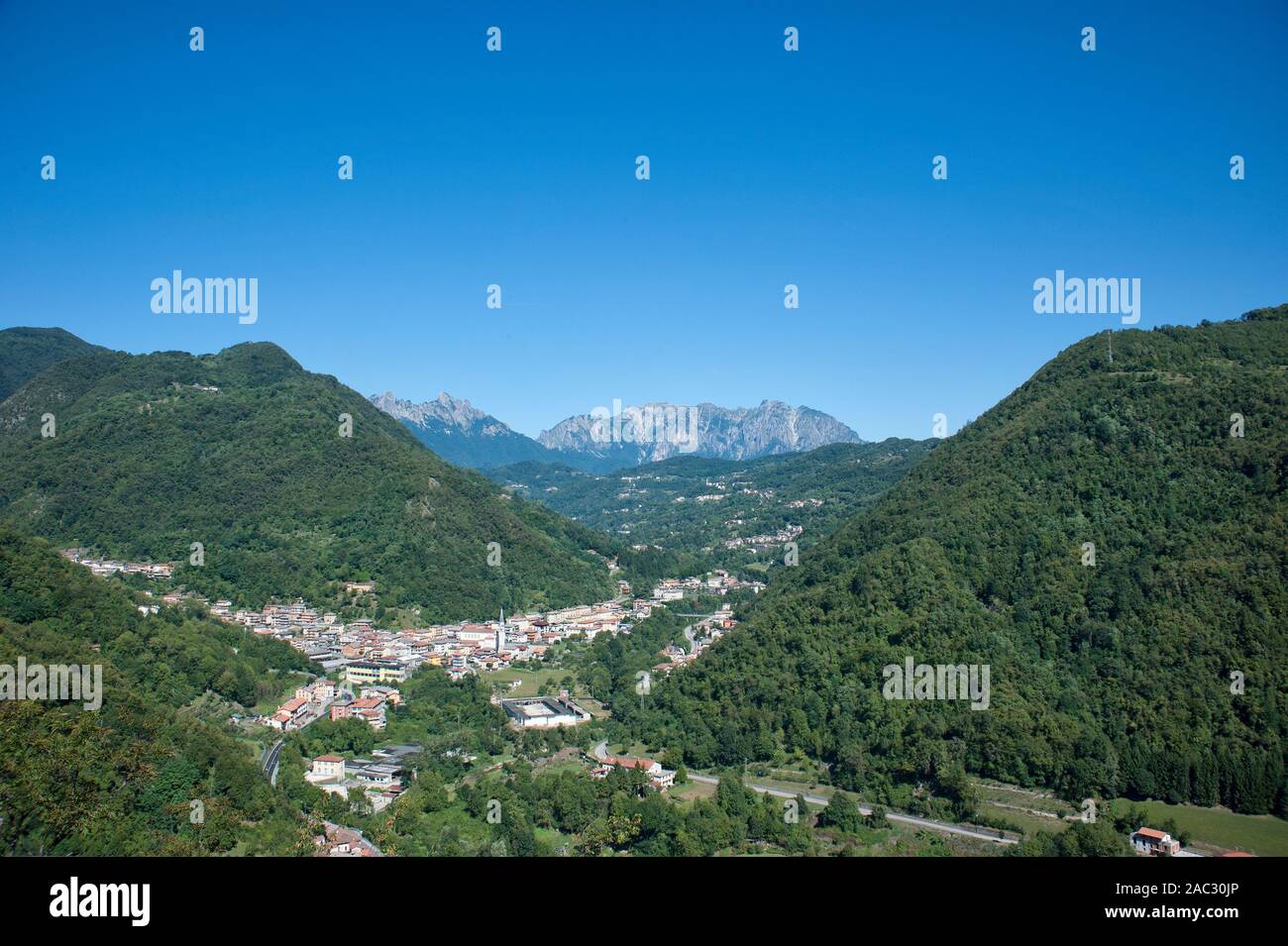 view of  little town of San Quirico at the foot of mountain range: Piccole Dolomiti - Valdagno, Italy Stock Photo