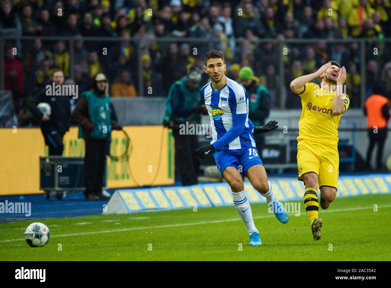 Berlin, Germany. 30th Nov, 2019. Soccer: Bundesliga, Hertha BSC - Borussia Dortmund, 13th matchday, Olympiastadion Berlin. Berlin's Lukas Klünter (l) and Dortmund's Raphael Guerreiro in a duel. Credit: Gregor Fischer/dpa - IMPORTANT NOTE: In accordance with the requirements of the DFL Deutsche Fußball Liga or the DFB Deutscher Fußball-Bund, it is prohibited to use or have used photographs taken in the stadium and/or the match in the form of sequence images and/or video-like photo sequences./dpa/Alamy Live News Stock Photo