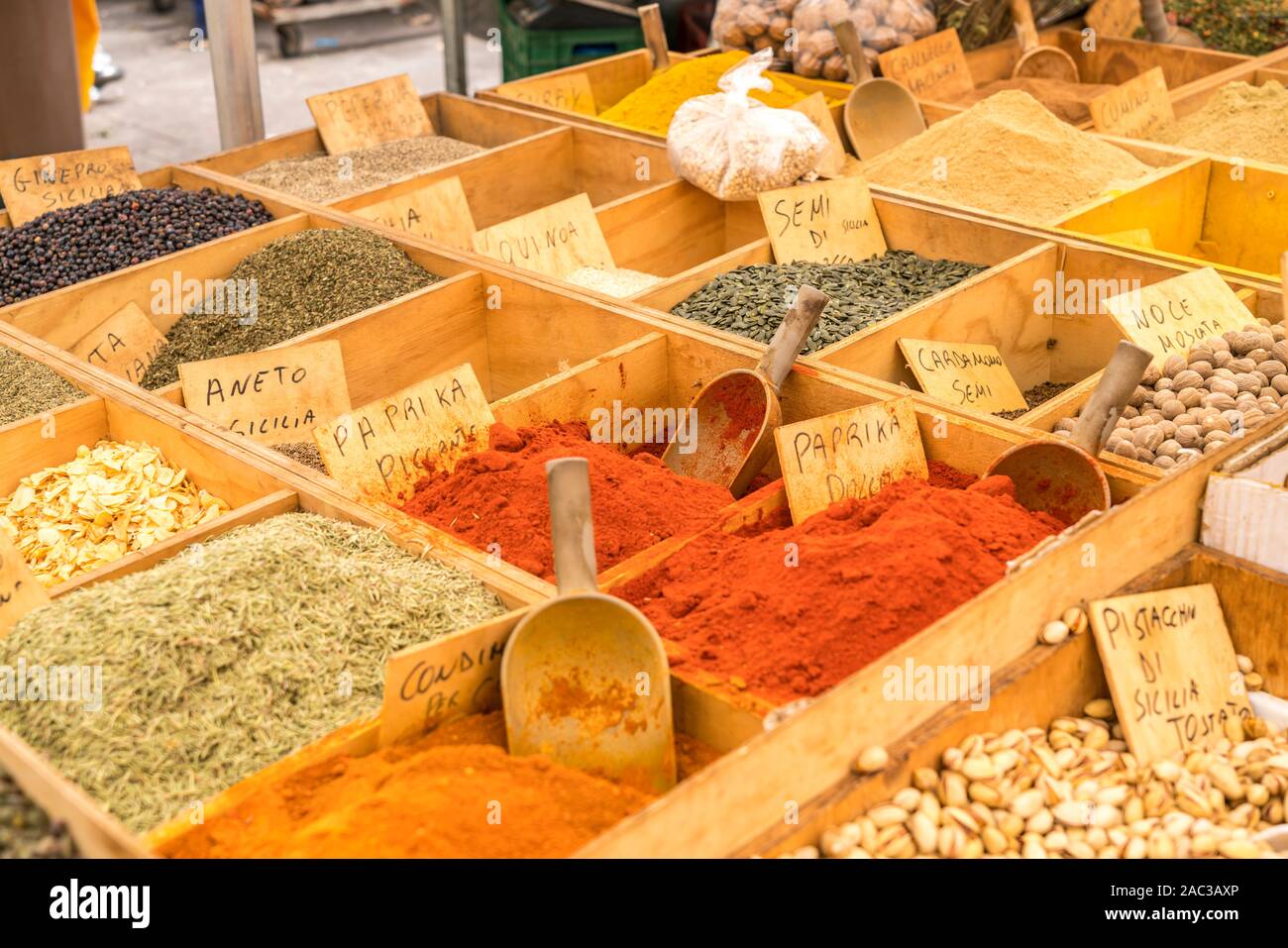 Gewürze und Nüsse auf dem Markt, Insel Ortigia, Syrakus, Sizilien, Italien, Europa | spices and nuts on the market, Ortygia island, Syracuse, Sici Stock Photo