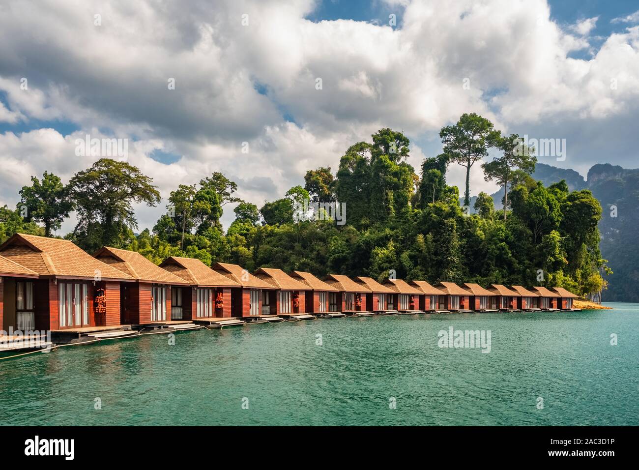 Raft houses on Cheow Lan lake in Khao Sok National Park Stock Photo Alamy