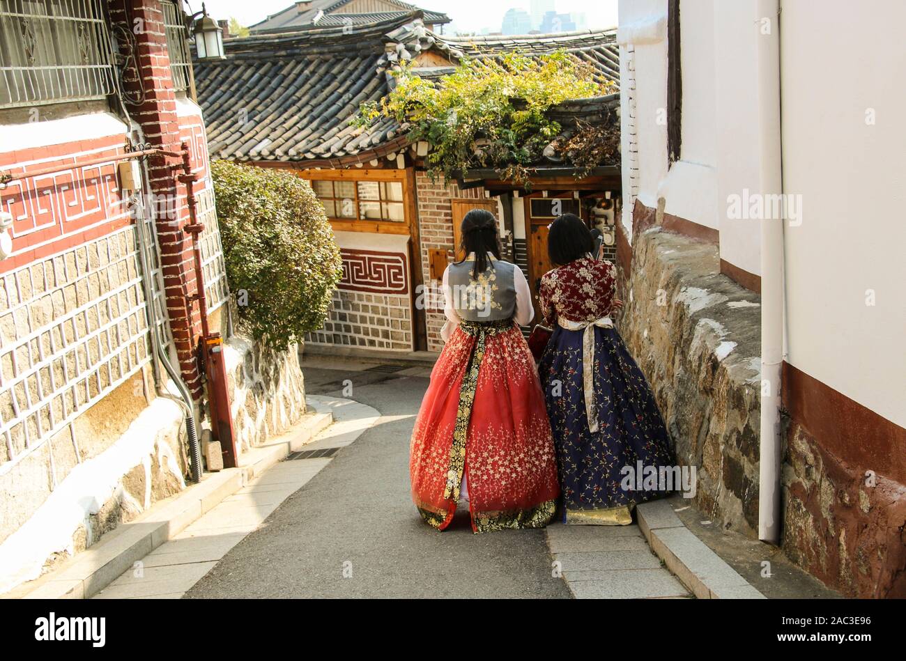 Korean girls dressed in traditional dress hanbok at Bukchon Hanok Village, Seoul, South Korea Stock Photo