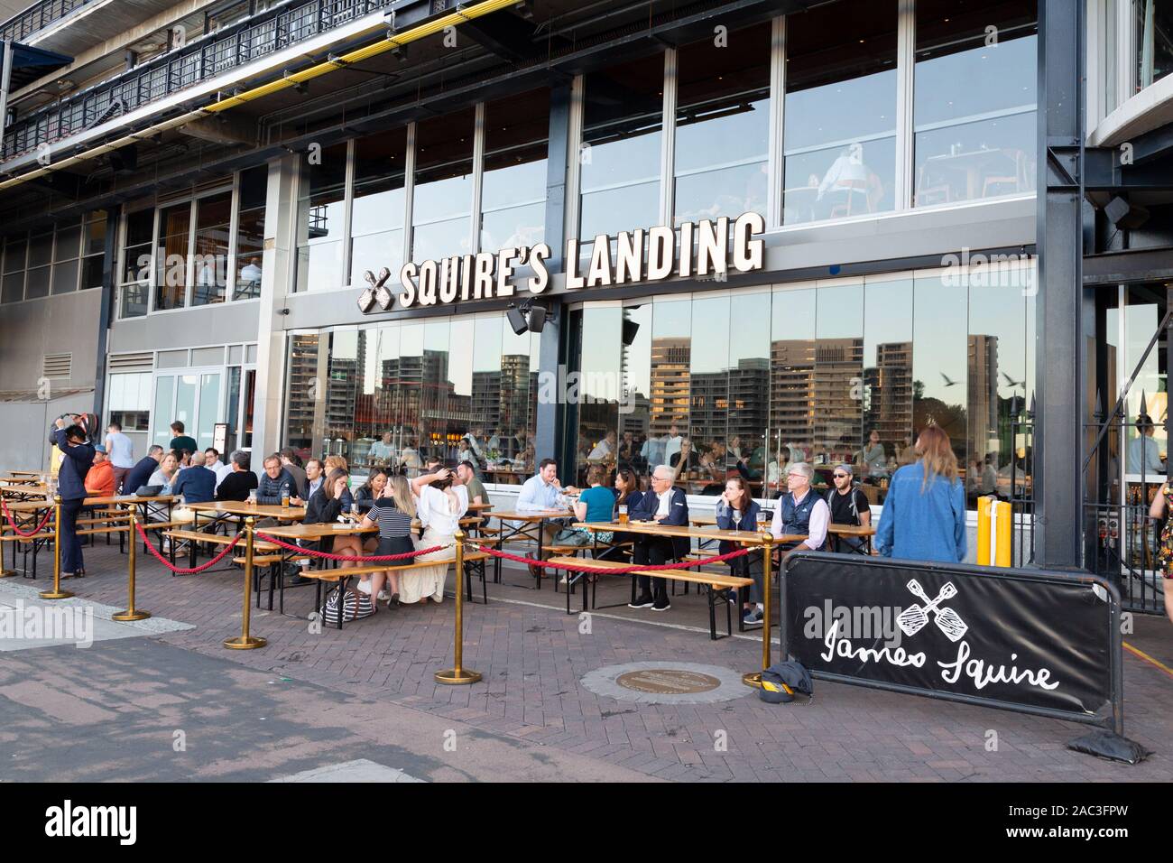 Sydney restaurant - People eating a meal outside Squires Landing - a restaurant in Circular Quay, Sydney Harbour, Sydney, Australia Stock Photo