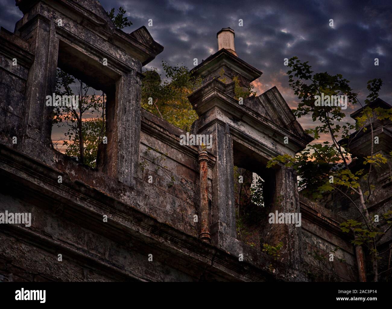 Derelict manor house hi-res stock photography and images - Alamy