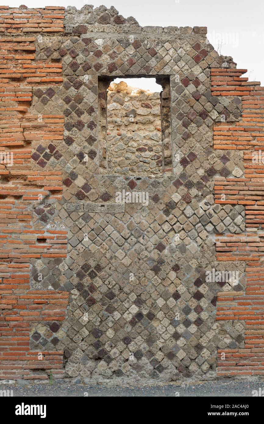 Opus reticulatum brickwork in an opus mixtum wall of Pompeii (Pompei). Ancient Roman city in Pompei, Province of Naples, Campania, Italy Stock Photo