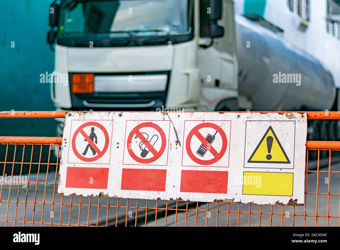 No truck entry sign hi-res stock photography and images - Alamy