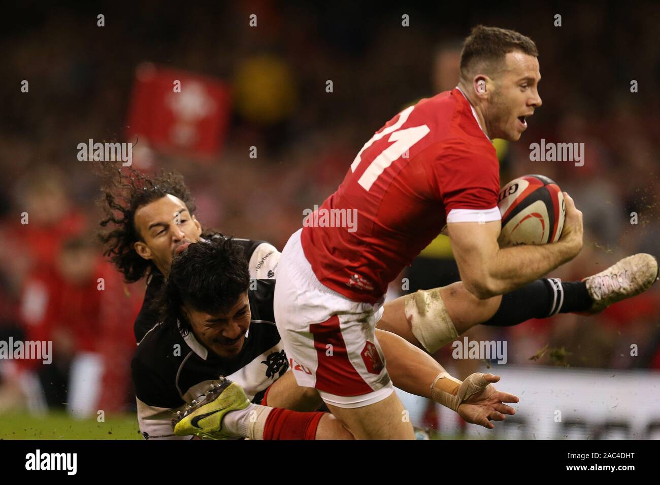 Cardiff, UK. 30th Nov, 2019. Gareth Davies of Wales beats his Barbarian tacklers to score a try. Wales v Barbarians rugby at the Principality Stadium in Cardiff, Wales, UK on Saturday 30th November 2019. pic by Andrew Orchard/Alamy Live News PLEASE NOTE PICTURE AVAILABLE FOR EDITORIAL USE ONLY Stock Photo