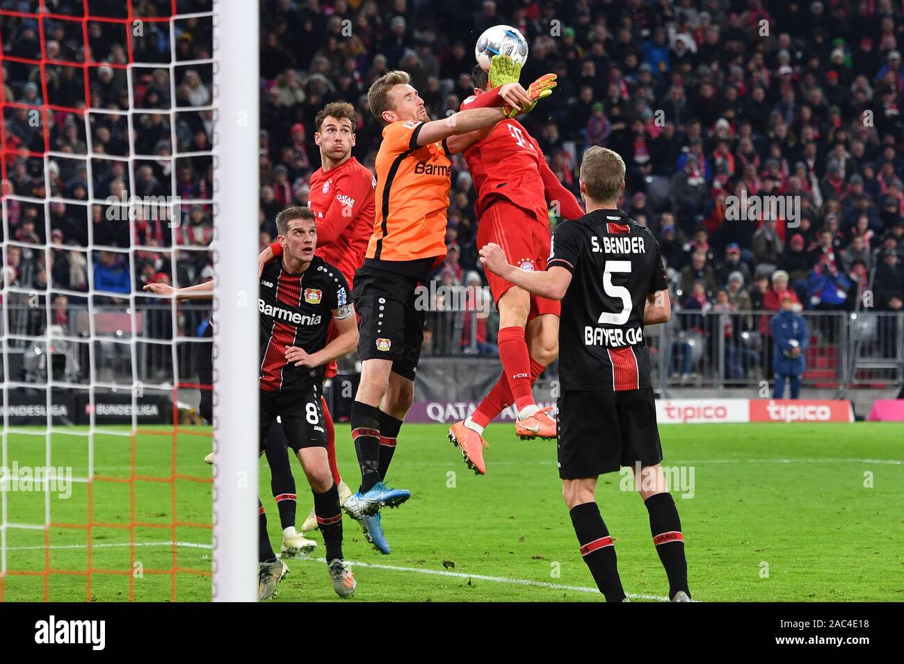 goalchance Robert LEWANDOWSKI (FC Bayern Munich), Action, duels versus goalkeeper Lukas HRADECKY (LEV), Area, Football 1. Bundesliga, 13.matchday, matchday13, Bayern Munich M) - Bayer 04 Leverkusen (LEV) 1-2, s 30.11.2019 in Munich ALLIANZARENA, DFL REGULATIONS PROHIBIT ANY USE OF PHOTOGRAPH AS IMAGE SEQUENCES AND/OR QUASI VIDEO. | usage worldwide Stock Photo