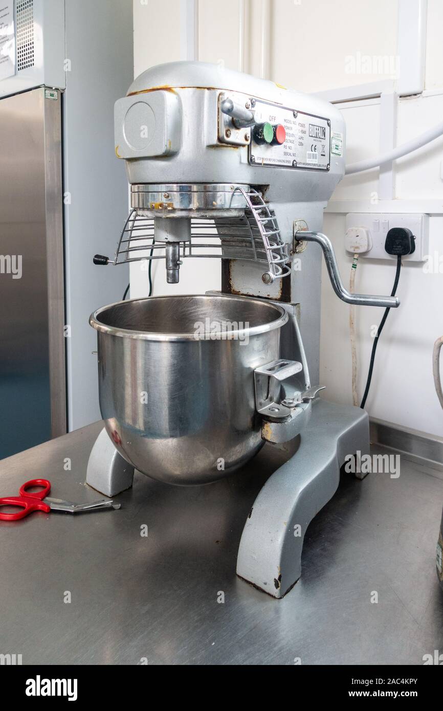 https://c8.alamy.com/comp/2AC4KPY/an-industrial-food-processor-in-a-canteen-kitchen-2AC4KPY.jpg