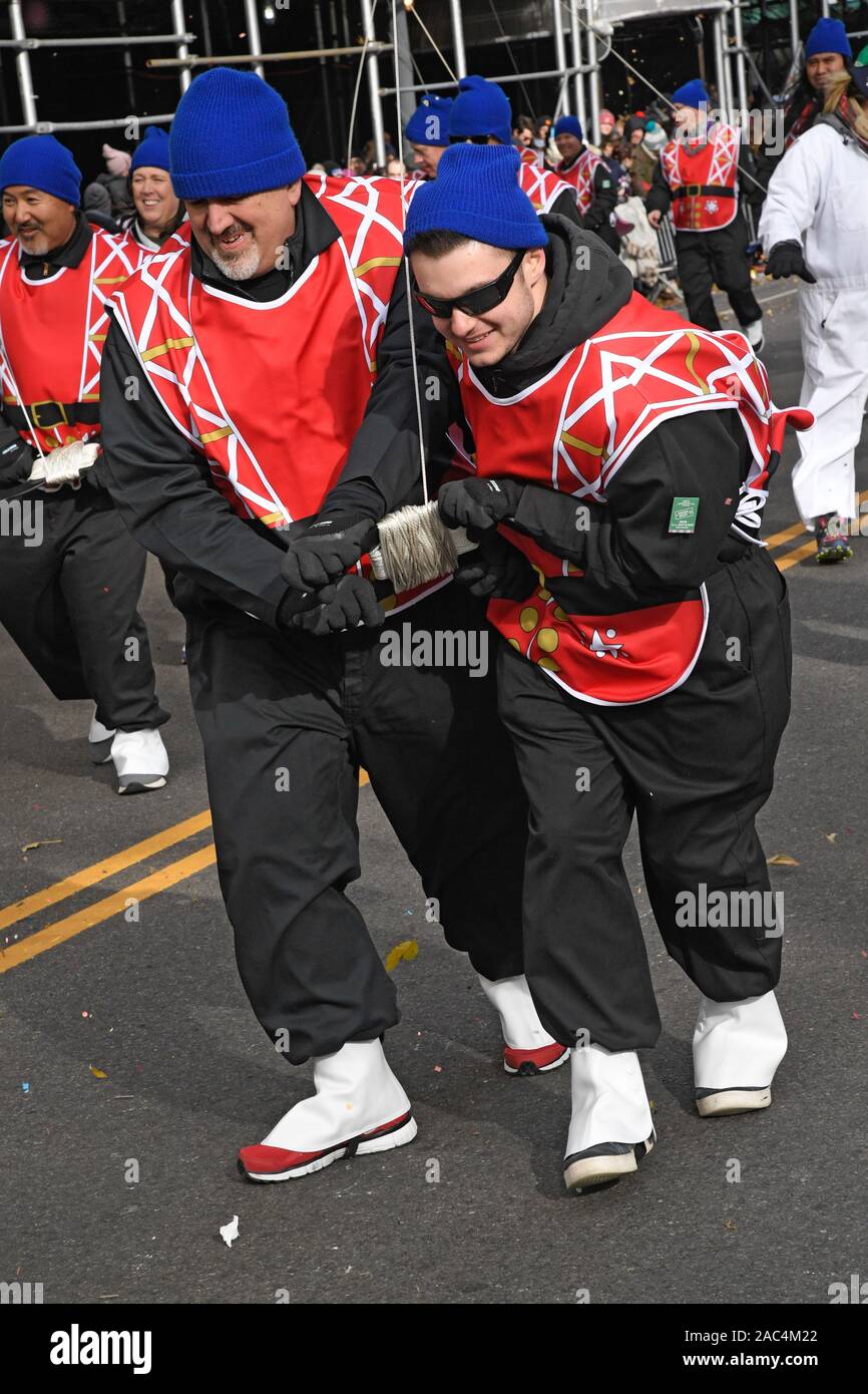 NEW YORK, NY NOVEMBER 28 Handlers struggle to keep The Nutcracker