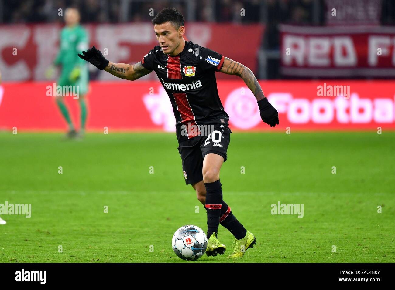 Charles Aranguiz Bayer Leverkusen Action Single Action Frame Cut Out Full Body Whole Figure Soccer 1 Bundesliga 13 Matchday Matchday13 Bayern Munchen M Bayer 04 Leverkusen Lev 1 2 Ea Single Picture One On One