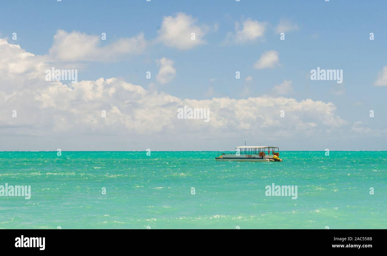 Linda imagem de barco navegando em um paraíso tropical Beautiful image of boat sailing in a tropical paradise Stock Photo