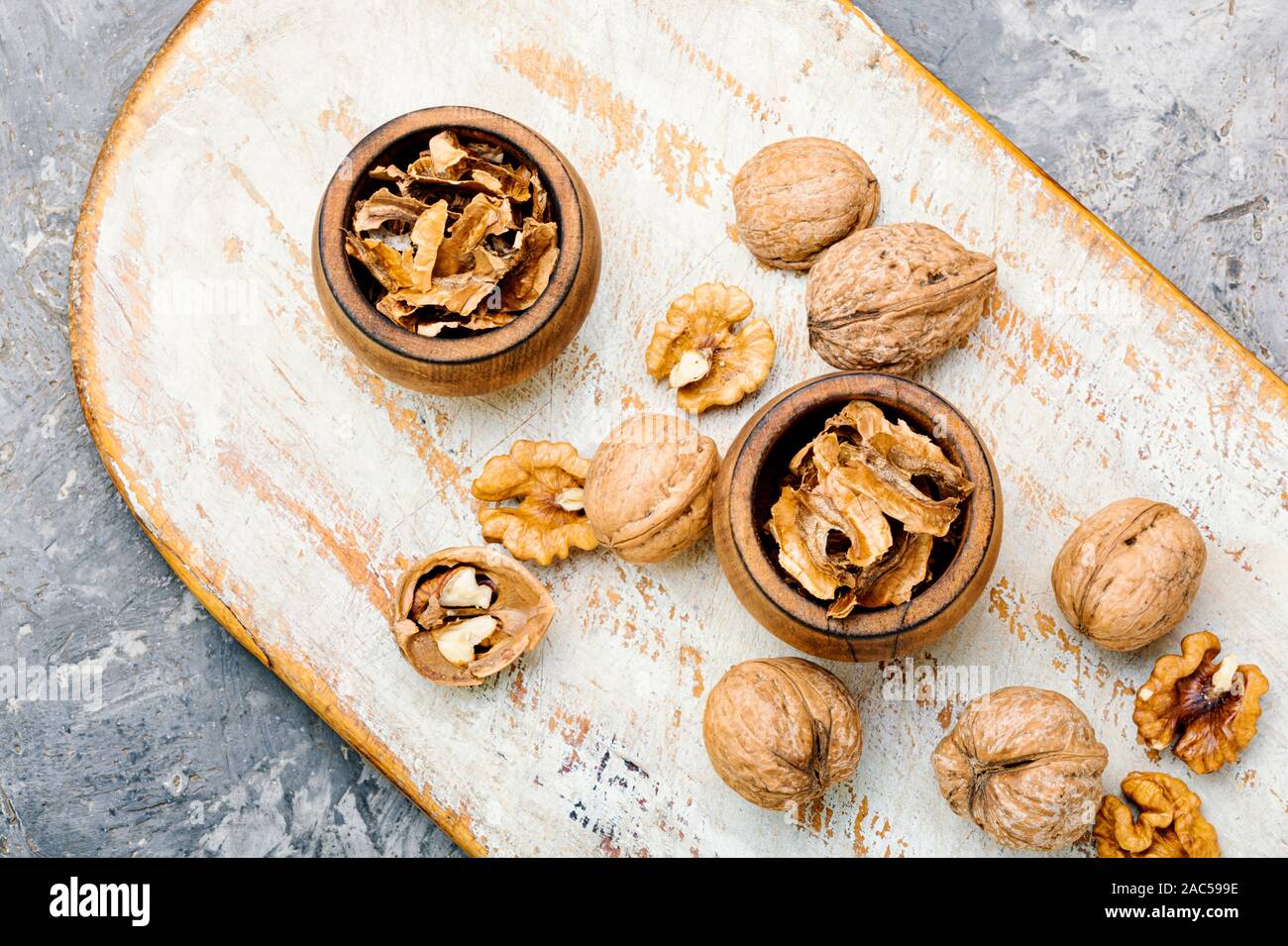 Walnut partitions.The healing properties of walnuts.Walnut membrane