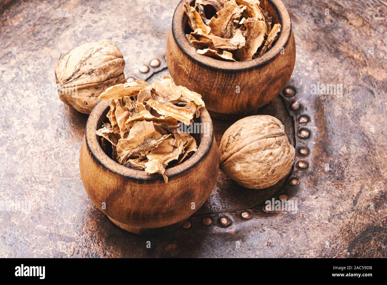 Walnut partitions.The healing properties of walnuts.Walnut membrane