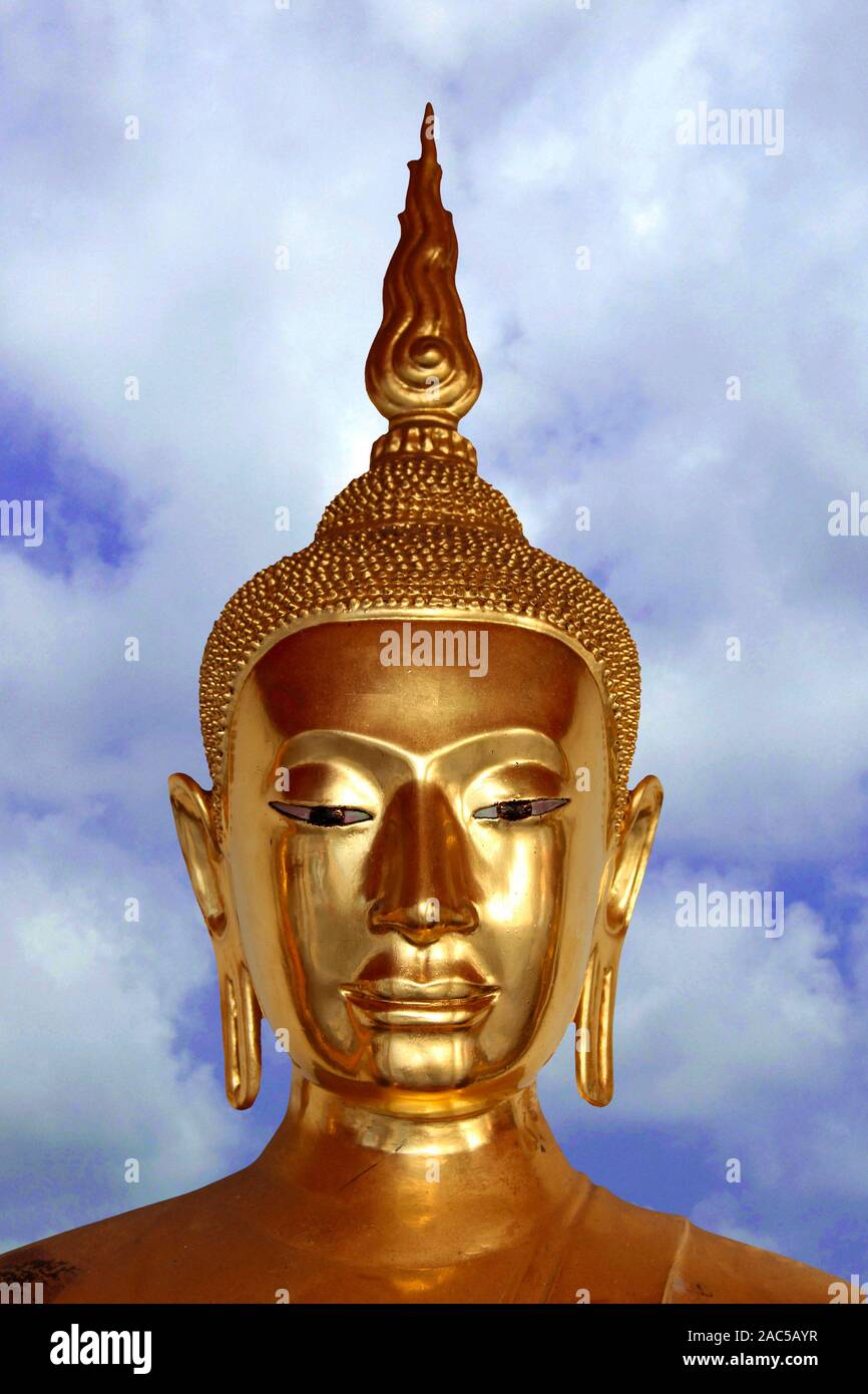 Goldener Buddha vor Wolkenhimmel Stock Photo