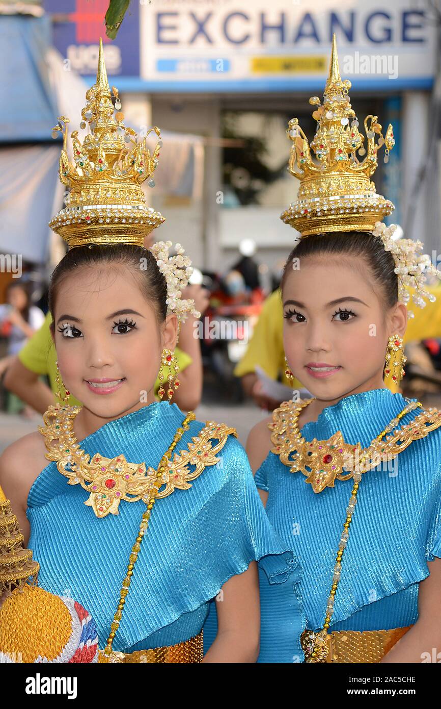 Junge Thaimaedchen in Folklore-Tracht Stock Photo