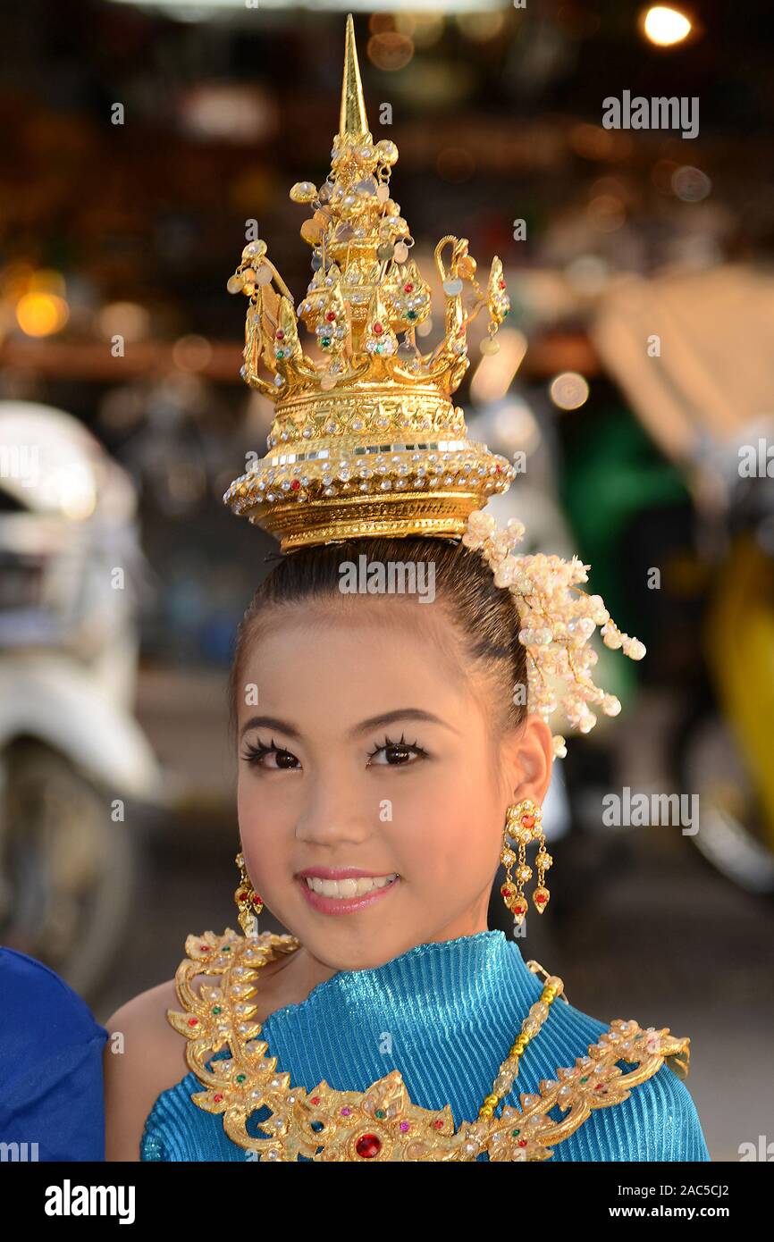 Junges Thaimaedchen in Folklore-Tracht Stock Photo