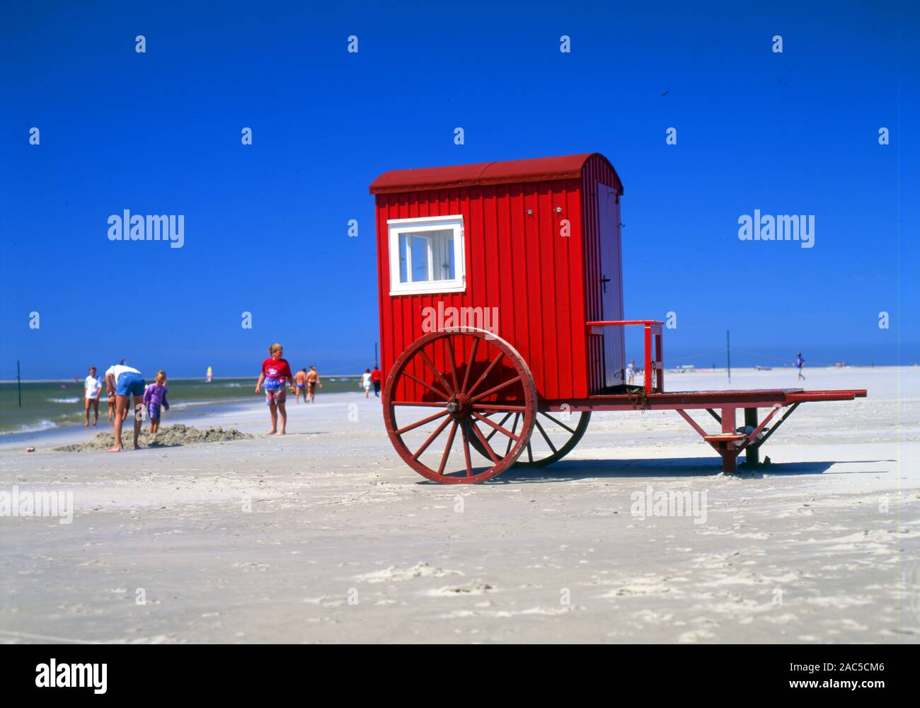 Roter Badekarren auf der Insel Borkum / Ostfriesische Inseln Stock Photo