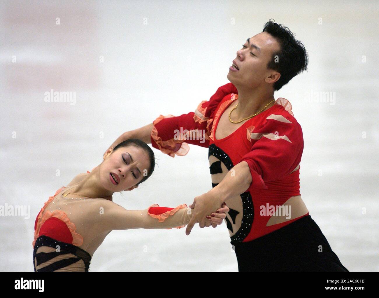 Gelsenkirchen Germany 8.11.2002 Figure Skating: BoFrost Cup On Ice, Xue SHEN / Hongbo ZHAO (CHN) Stock Photo