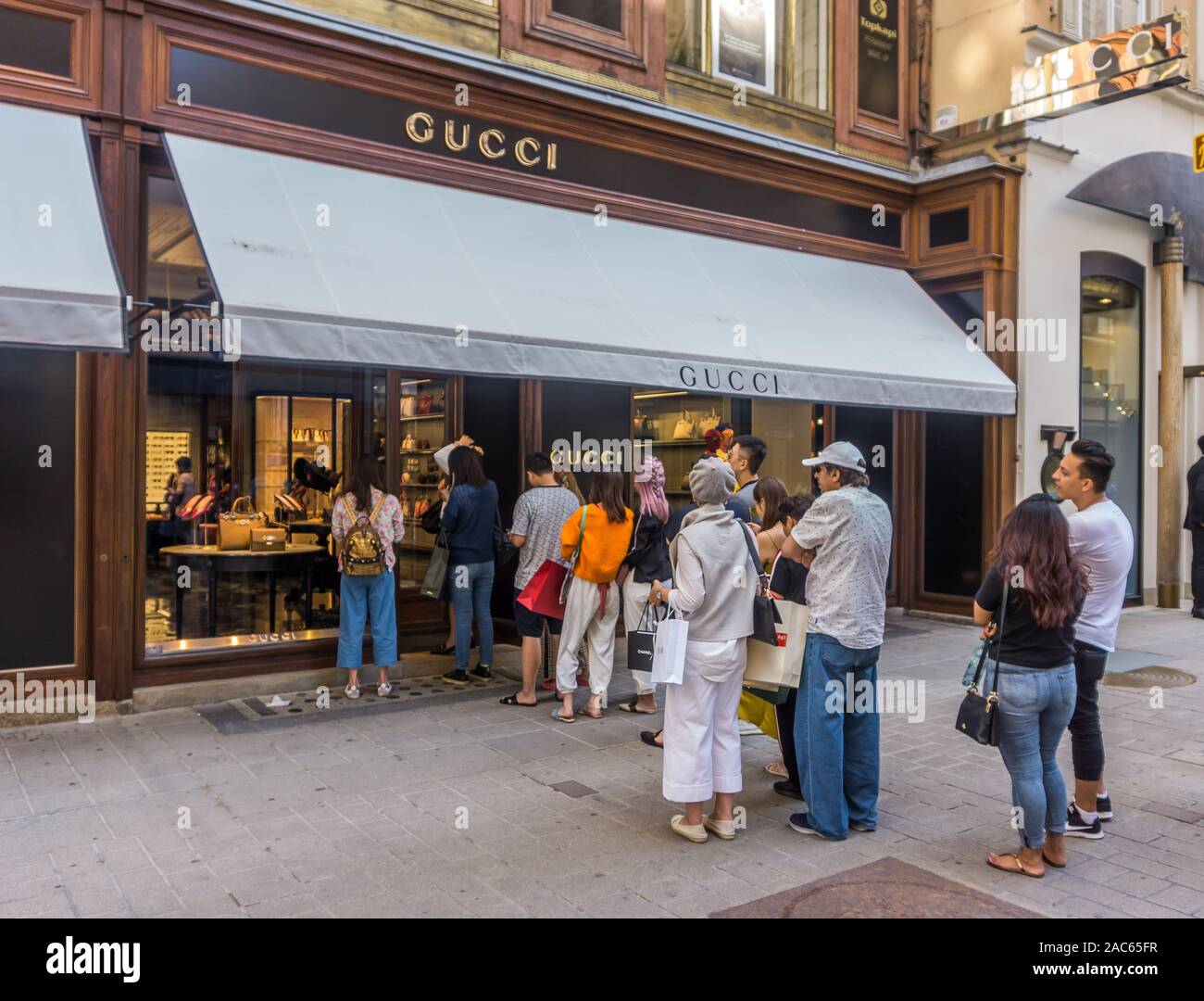 Shoppers queuing outside Gucci Shop, Kohlmarkt, Vienna, Austria Stock Photo  - Alamy