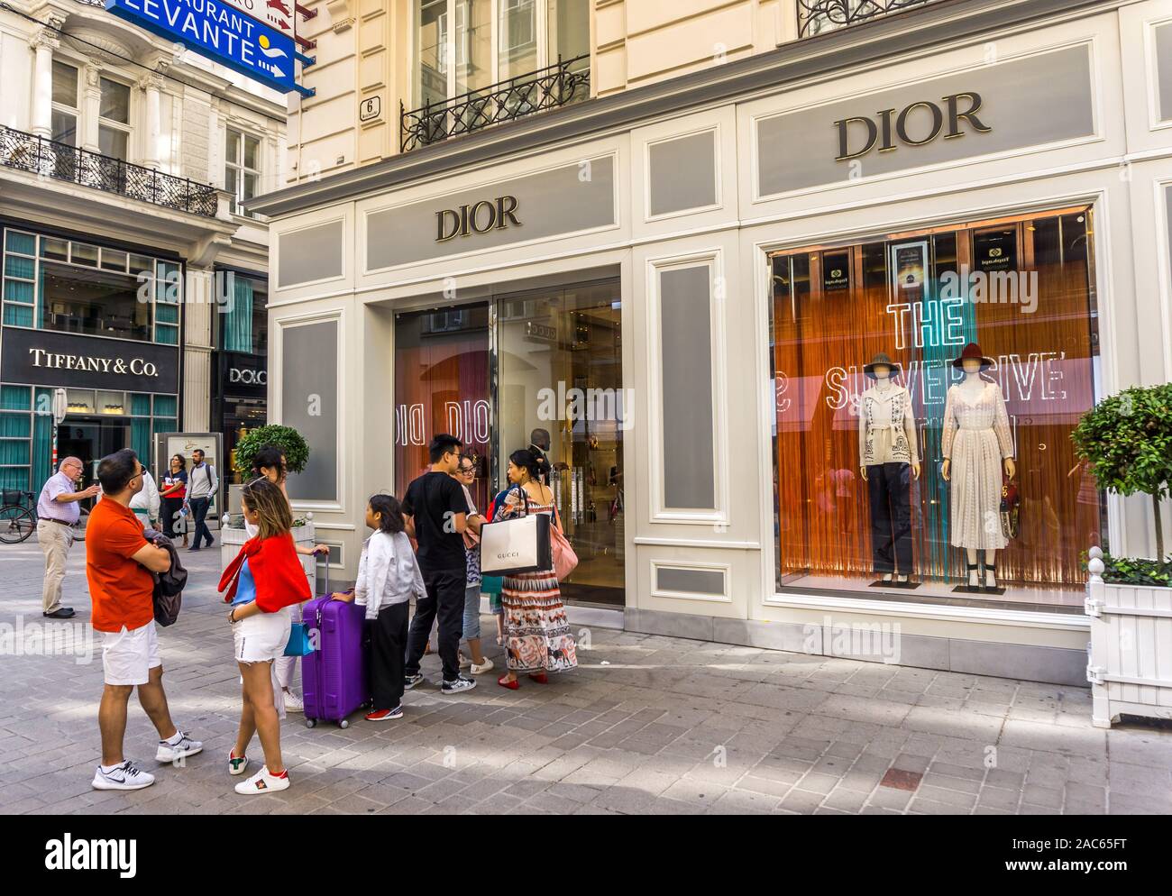 Shoppers queuing outside Dior Shop, Kohlmarkt, Vienna, Austria Stock ...
