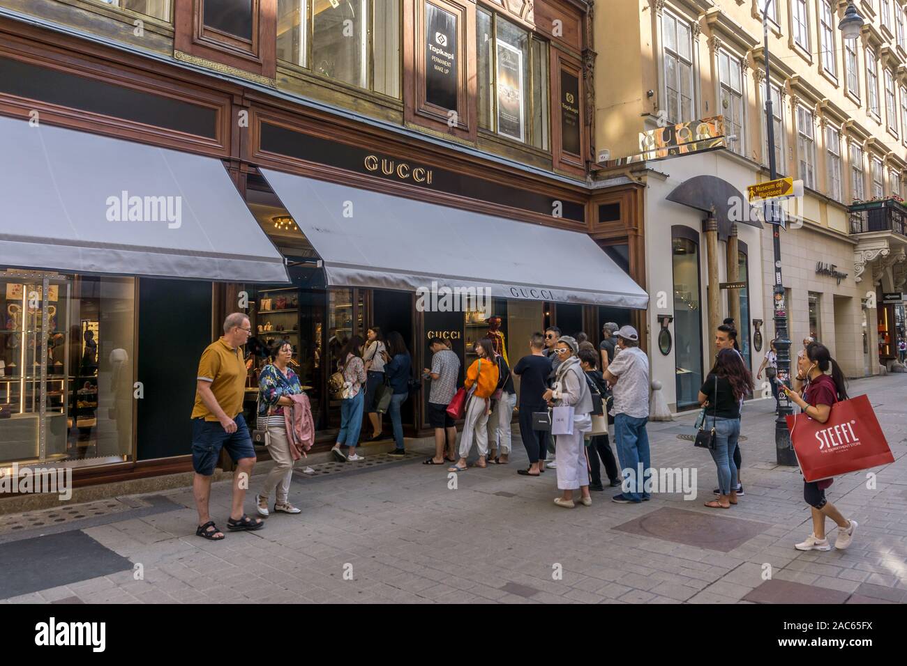 Shoppers queuing outside Gucci Shop, Kohlmarkt, Vienna, Austria Stock Photo  - Alamy