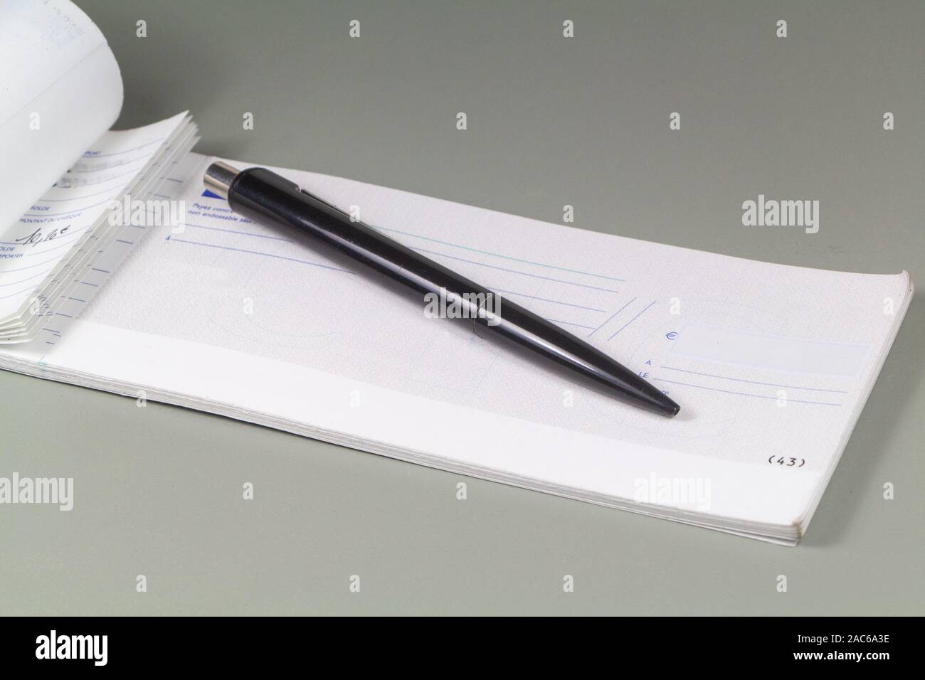 Checkbook hi-res stock photography and images - Alamy