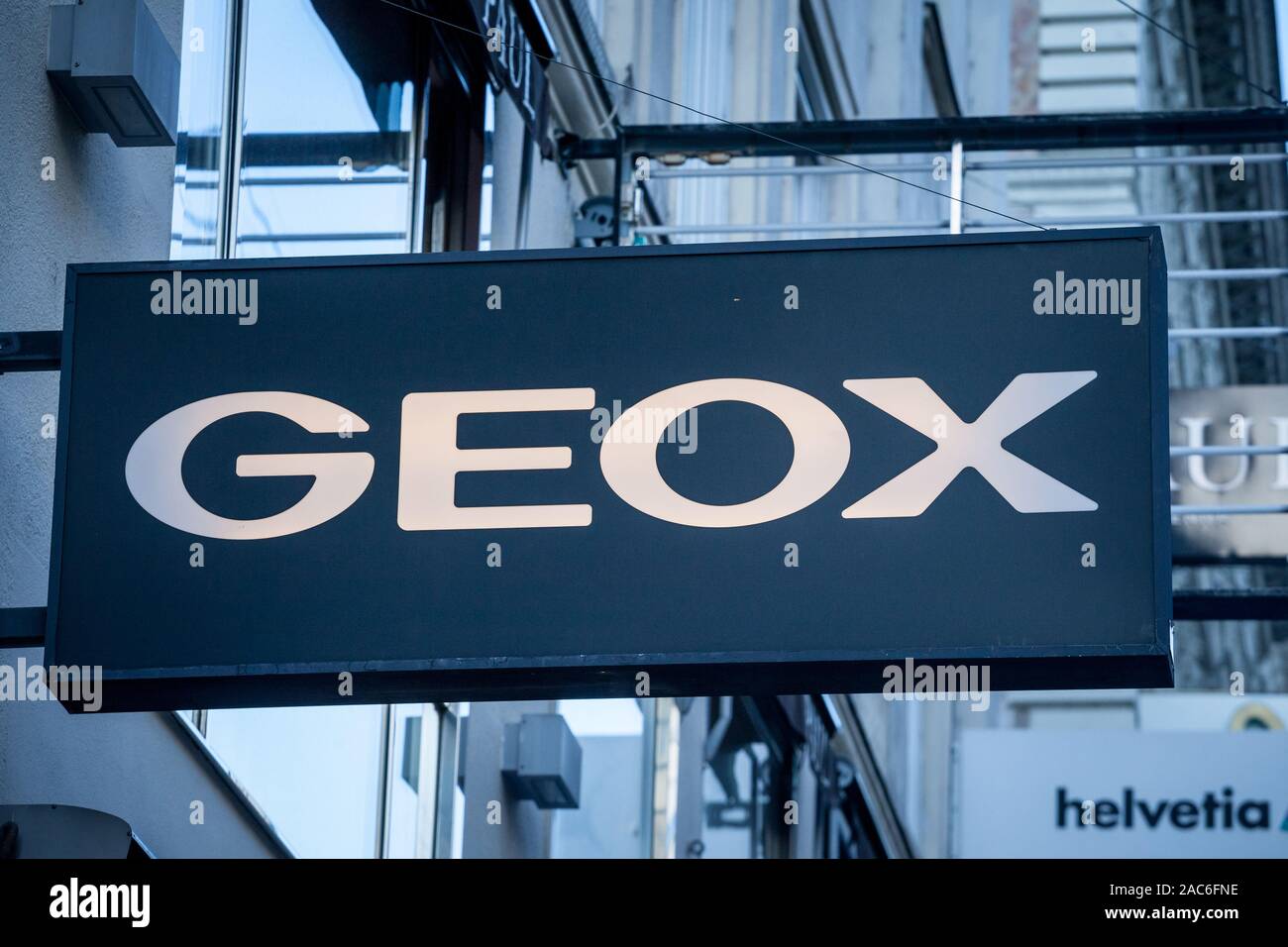 VIENNA, AUSTRIA - NOVEMBER 6, 2019: Geox logo in front of their local store Vienna. Geox is an Italian shoe manufacturer specialized in waterproof Stock - Alamy