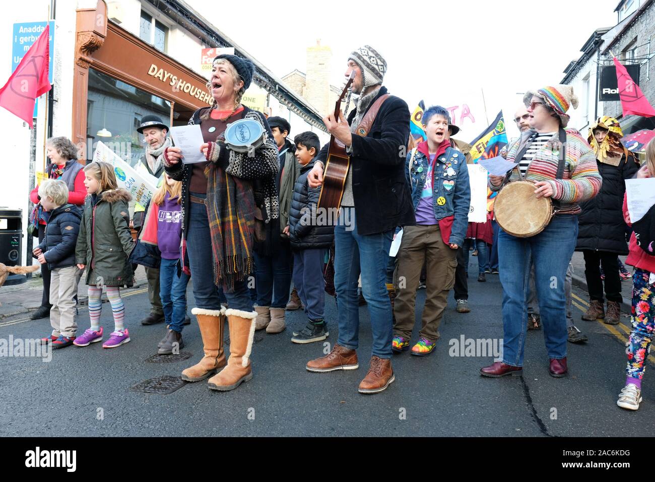 Hay on Wye, Powys, Wales, UK. 1st Dec, 2019. Extinction Rebellion ( XR ) protesters march through Hay-on-Wye town to support Rupert Read an XR spokesman who will speak at the Winter Weekend at 1pm. Credit: Steven May/Alamy Live News Stock Photo