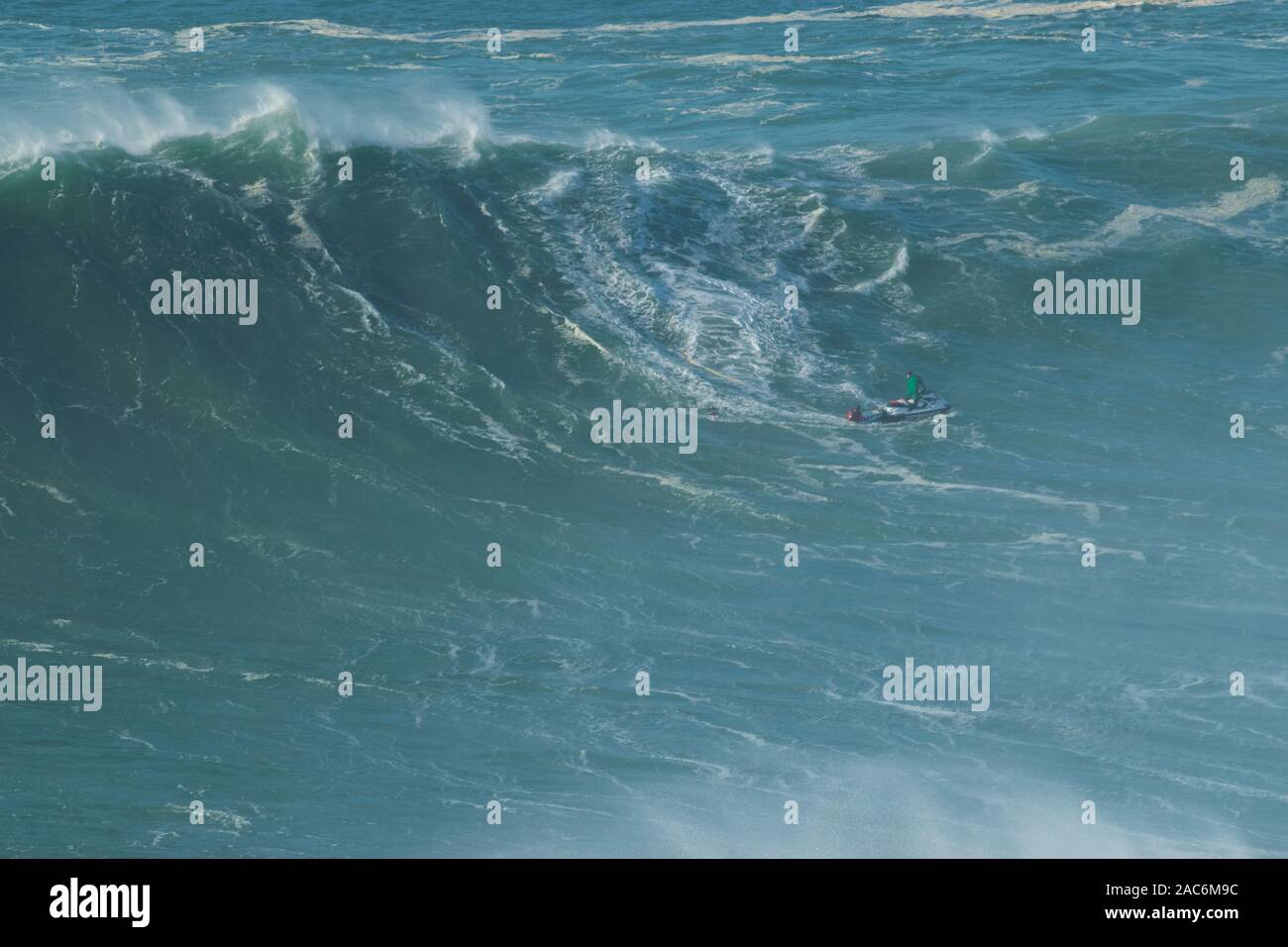 Pro surfer on the huge XXL 20-30 metre (70-100 feet) waves at the Praia do Norte Nazare Portugal Stock Photo