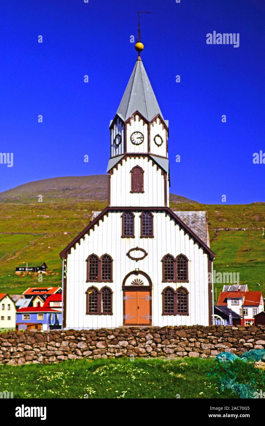 Weisse Kirche von Sandavagur - Faroer Inseln Stock Photo