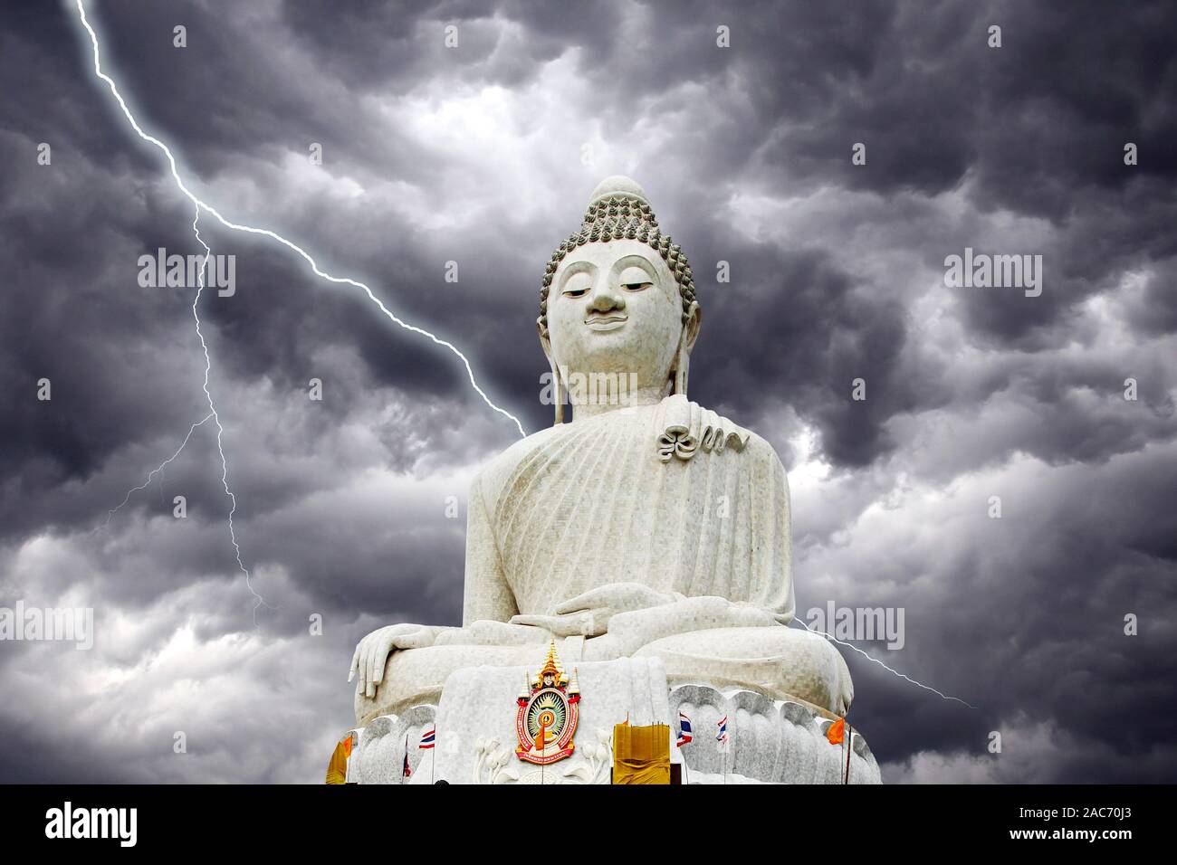 Buddha in Thailand vor Blitz und Donner Stock Photo