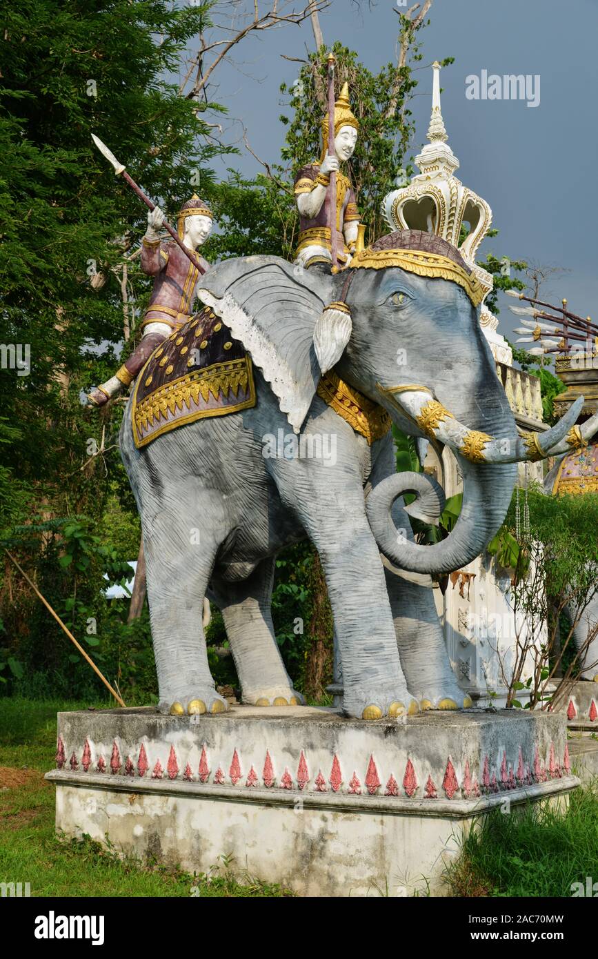 Elefanten mit Kolonialherren, Statue aus Stein Stock Photo